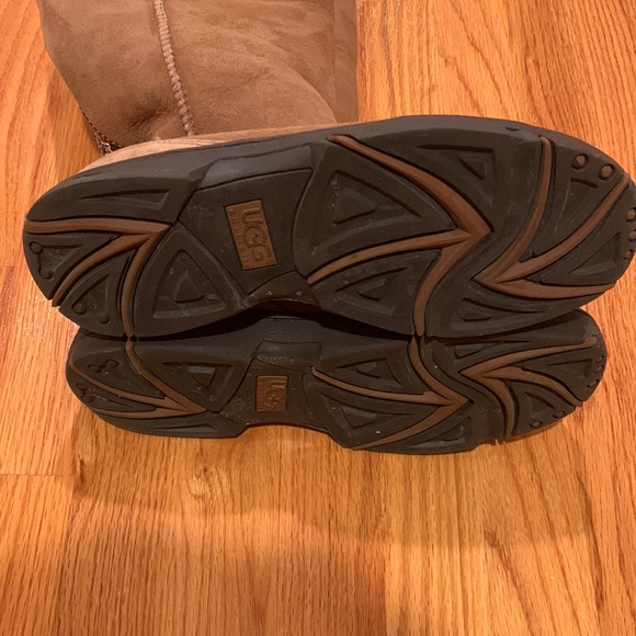 Uggs Women Chestnut Size 9….can be worn up or folder over - Picture 3 of 6